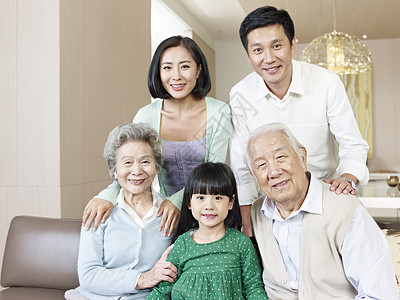 一个三代亚洲家庭的图片