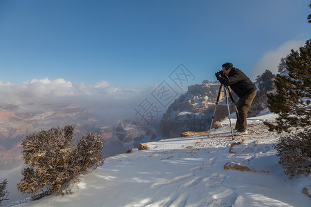 摄影师在冬天捕捉大峡谷的美景图片