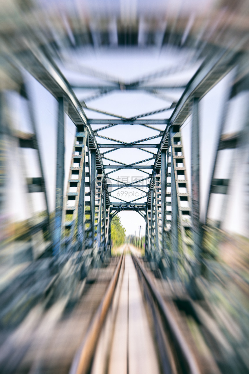 桥上的铁路轨迹模糊速度背景图片