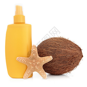晒黑乳液瓶用椰子和海星壳在白色背景图片