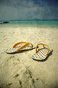 沙滩上一对翻滚式拖鞋并图片