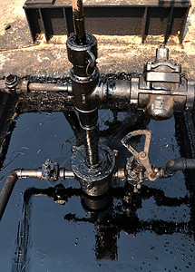 从油井抽出原油的旧抽油机背景图片