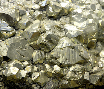 地质学家在矿中发现的金石或金矿图片