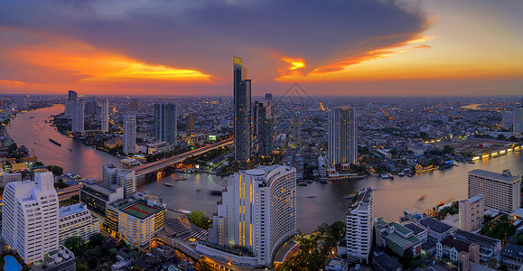 在曼谷日落时靠近河边的现代风景建筑图片