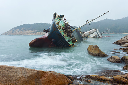 沉船在香港海岸图片
