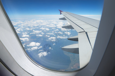 从飞机窗口看云和土地图片