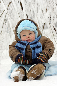 冬天的婴儿在雪地上图片