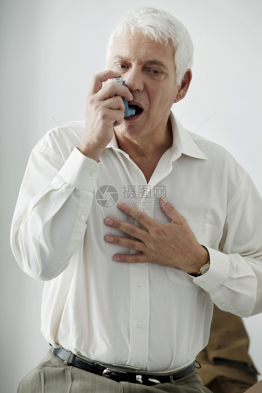 老人吸入哮喘图片