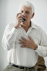 老人吸入哮喘图片