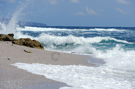 海浪在石头上翻滚图片