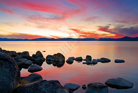 夕阳下的太浩湖图片