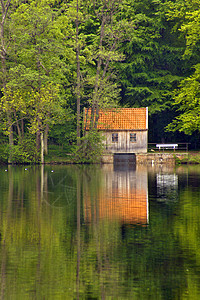 德国北部森林中湖边的一座小屋图片