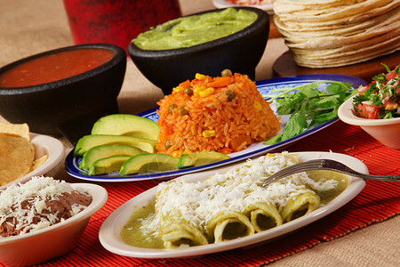 传统墨西哥食品绿色肉桂晚图片