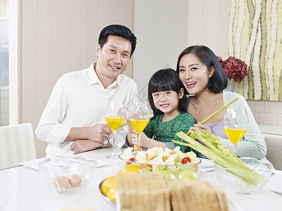亚洲家庭在家吃饭图片