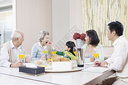 三代家庭在家吃饭图片