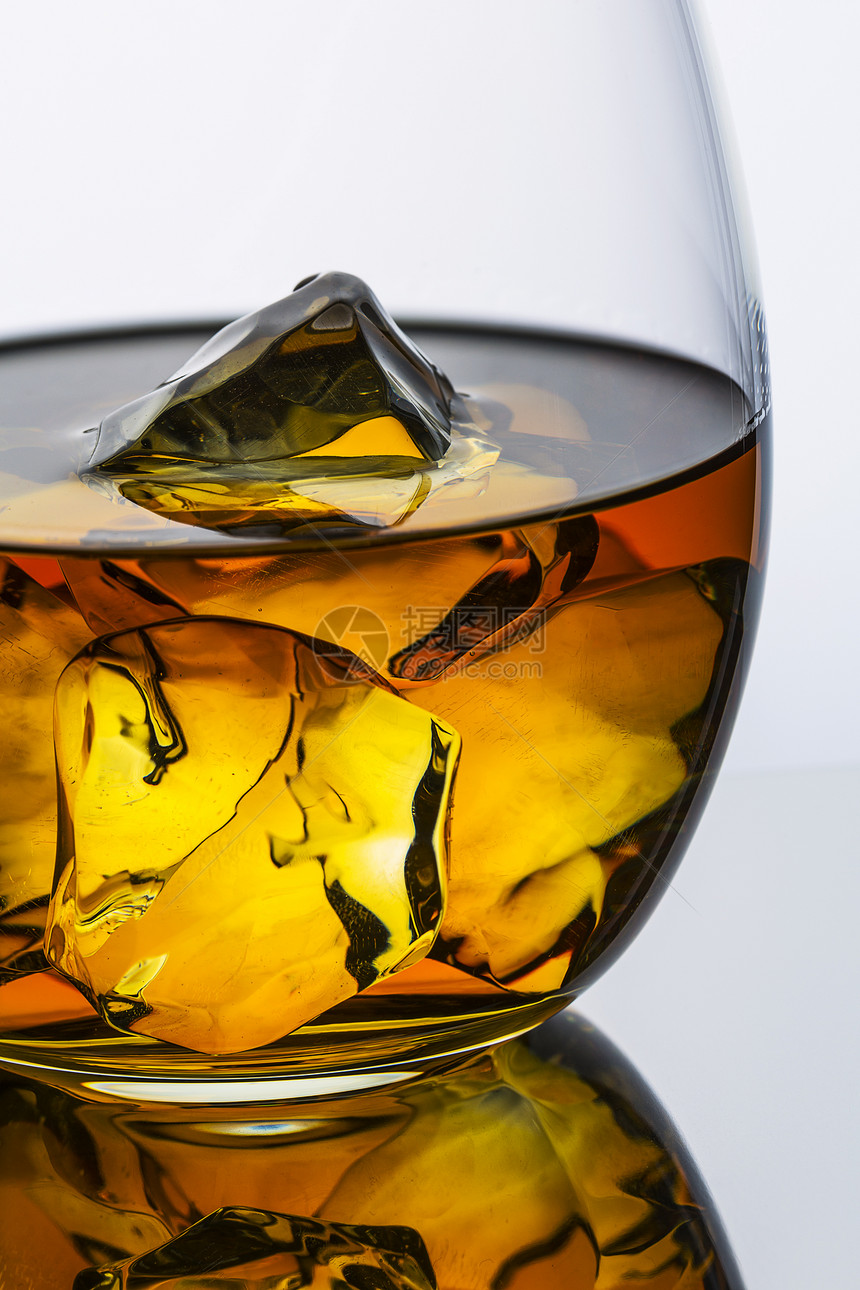 威士忌玻璃酒精饮料与冰块苏格兰在岩石苏格兰酒精波旁威士忌在白色灰背景与反射使用5D标记图片