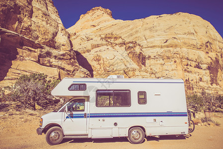 犹他州沙石峡谷的旧式露营车C类娱乐车辆图片