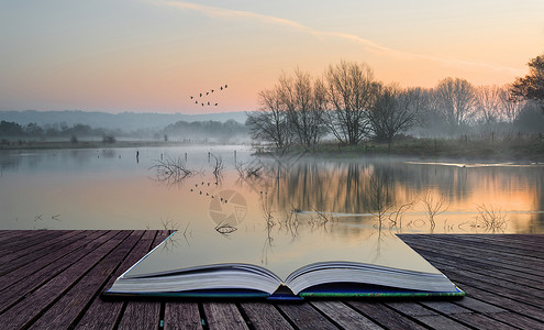 书的概念薄雾中湖泊美图片