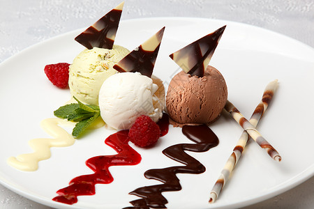 一勺美味的冰淇淋配开心果香草和巧克力图片