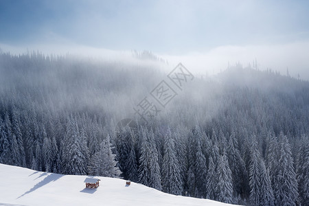 蓝天白云的冬季山景图片