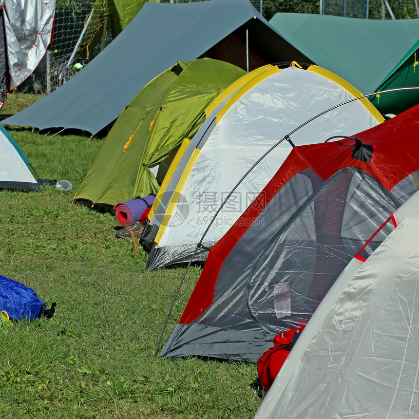 在户外露营的冰卢帐篷图片