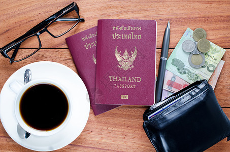 泰国有货币咖啡和玻璃的护照图片