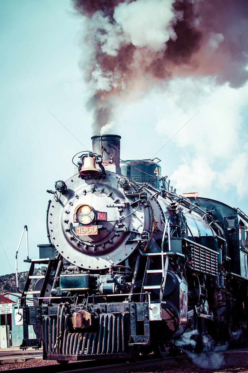 古老的蒸汽机车对抗蓝云图片