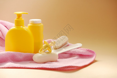 粉色毛巾上的婴儿肥皂奶粉图片