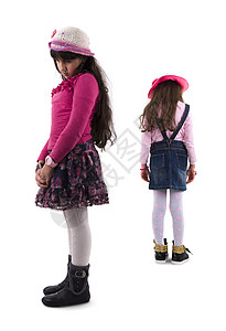 Quarrel的两名年轻悲伤女孩与图片