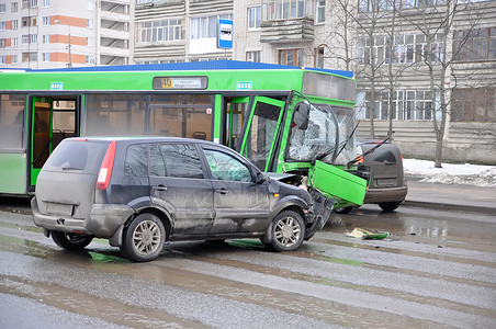 一辆湿滑的公路车和一辆客车相撞背景图片