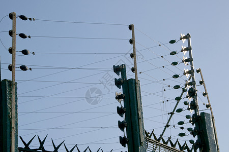 围绕住宅物业的广泛的绿色电围栏图片