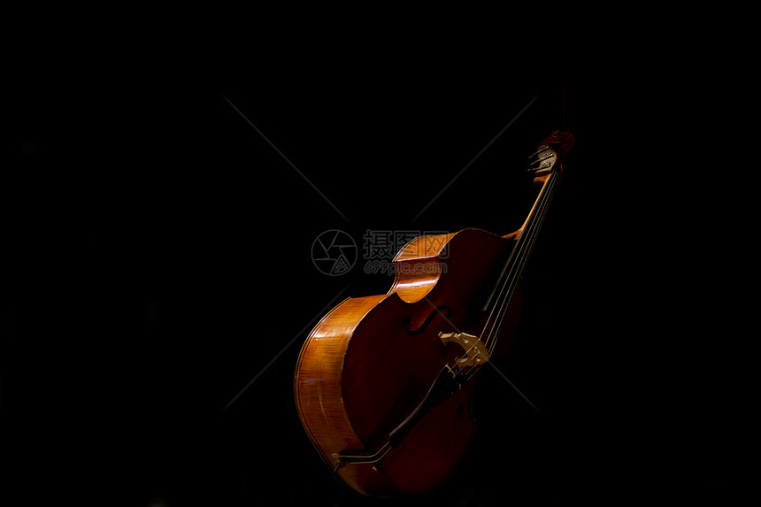 黑暗中涂漆的大低音提琴图片