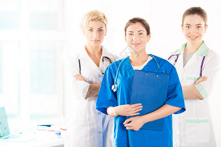 护士和两名年青医生在图片