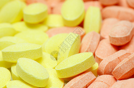 市场上的维生素C药丸Ascorbic酸有多种颜色图片