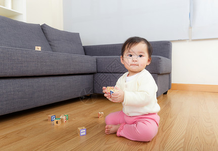 亚洲女婴在家玩图片
