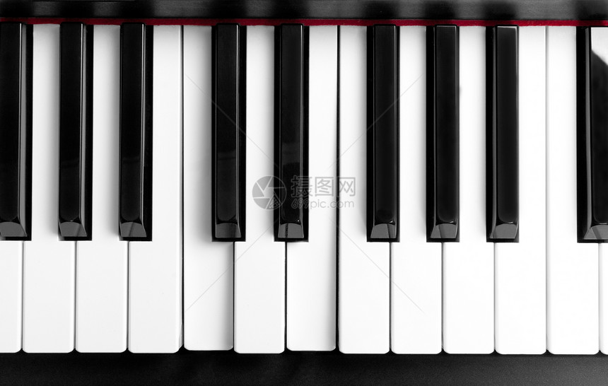 白色钢琴键上按下的和弦图片