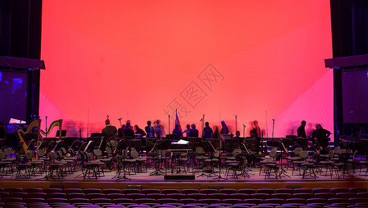 空椅子站在音乐厅的舞台上图片