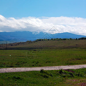 与山的农村风景图片