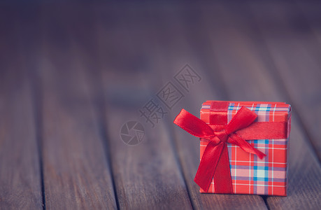 木桌上的圣诞礼物盒图片