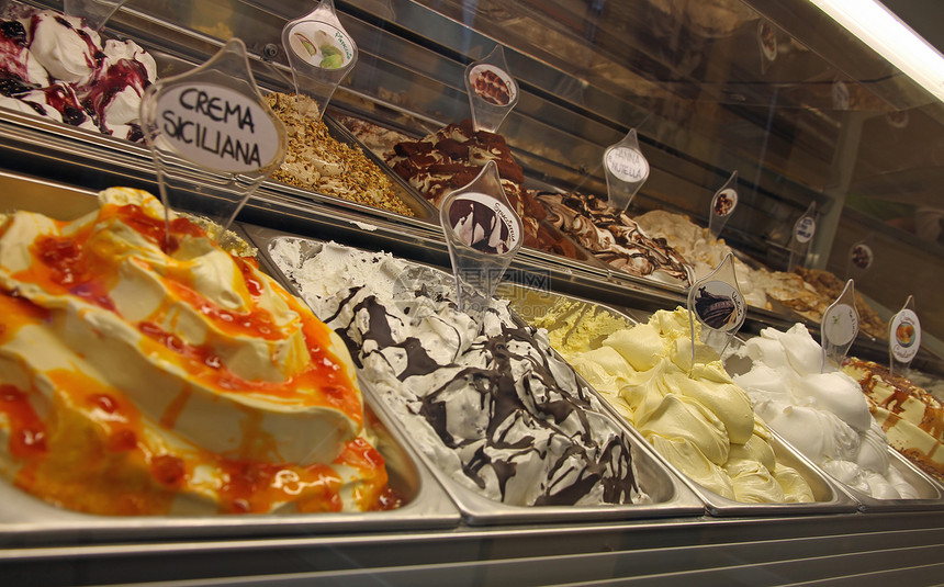 在意大利一家冰淇淋店里装满了美味的图片