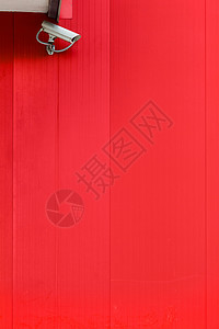 红色墙上的门外白图片