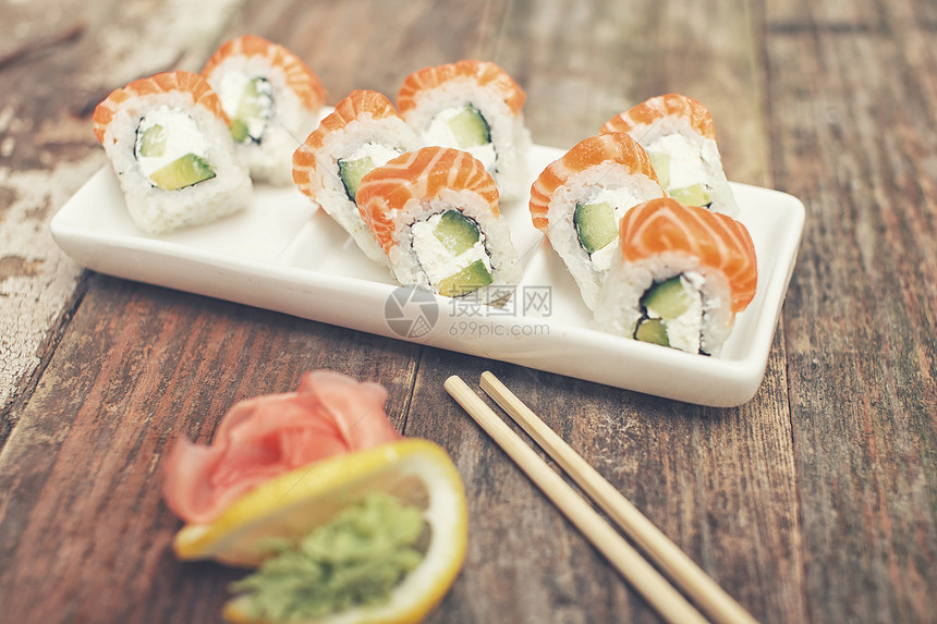 木桌上的三文鱼寿司图片