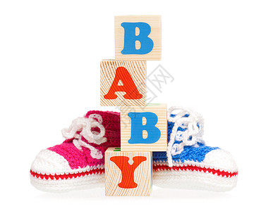 婴儿字由带婴儿靴子的木形字母块形成以背景图片