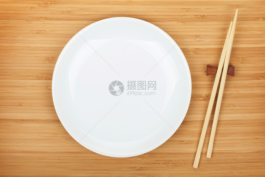 竹桌上的空盘子和寿司筷子图片