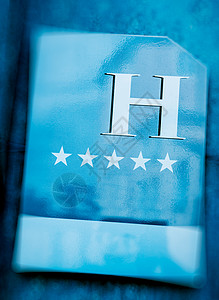 现代豪华全球网络酒店的五星级酒店标志移轴镜头用于强调五颗星和图片