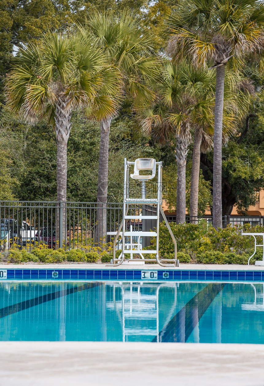 在一个空的游泳池的救生员椅子图片