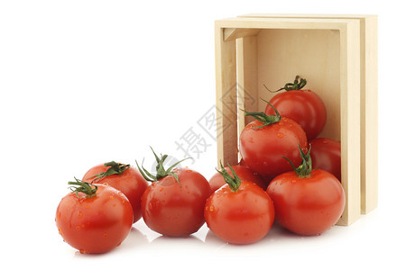 白色背景的木箱里的新鲜西红柿图片
