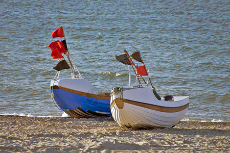 一艘渔船正躺在北海岸的海滩上它图片