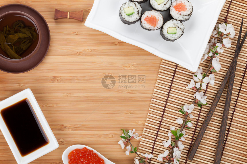 日本食物和新鲜的樱花枝在竹桌之上图片