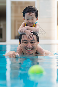男人在游泳池中肩膀图片